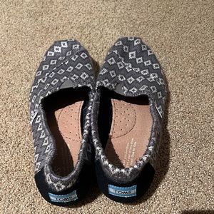 Tom’s shoes gray sweater pattern  size 7.5  W.